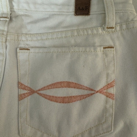 Abercrombie & Fitch Size 2 Solid White Low-Rise Straight Leg Denim Ankle Jeans - Picture 3 of 4